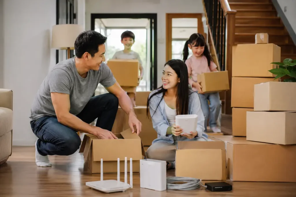 ครอบครัวกำลังย้ายบ้านพร้อมอุปกรณ์ AIS Fibre