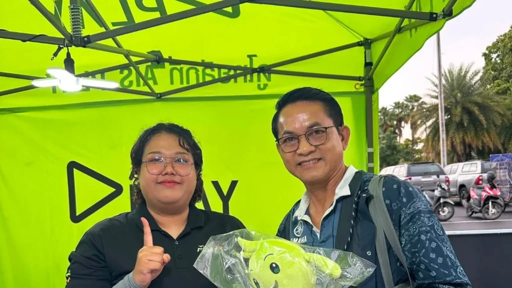 ทีมงานมอบของพรีเมียมให้ผู้สมัครเน็ตบ้าน AIS Fibre ที่บูธช้าง อารีนา บุรีรัมย์